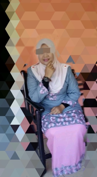 malaywomanasslicker: bujangpeminatmilf: Type body milf macam ni mmg favourite aku, chubby dan padat 
