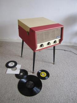 midcenturymodernfreak:  Dansette Conquest Auto Record Player The Dansette Conquest auto was considered a cut above other models, with its superior amplifier, 2 internal loud speakers and quality Monarch auto-change deck. Not only was better than other