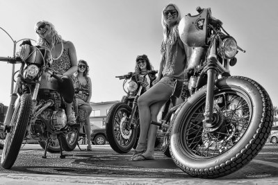 girlsonmotorcylesnotpinups: