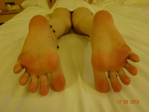 Sexy feet on the hotel bed ! Part 1