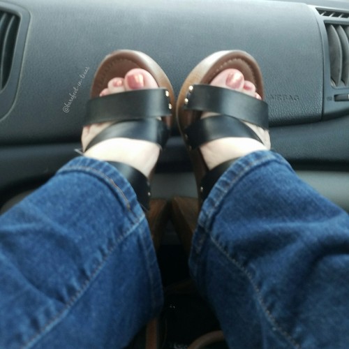 barefoot-in-texas:  feet on the dash en route to happy hour  🍹🍹🍹
