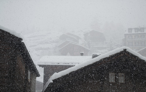 emmareenn:A mesmerizing row of snowed cabin roofs, beautiful snowflakes and stormy background. Zerma