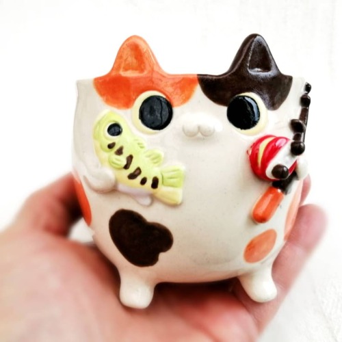 figdays:  calico cat mug  with large mouth