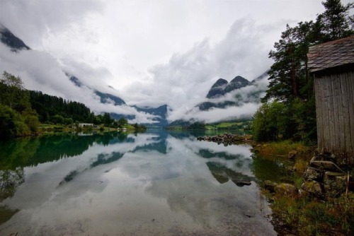 Lake Oldevatnet in Olden. Nordfjord in Sogn og Fjordane, Norway. Photo: Øyvind Heen - fjords.