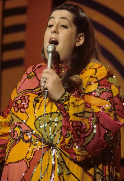 “Mama” Cass Elliot Performing On The Hollywood Palace - Aired: November 1, 1969 
