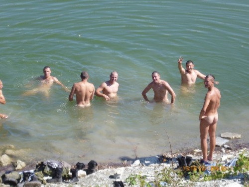 funnakedguys2: It’s going to be a hot Summer, be sure to swim naked ;)