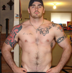 yummyhairydudes:  YUM!  For MORE HOT HAIRY