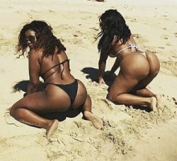 alilthickr:  Sun’s out Buns out