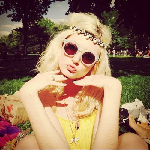 Happy summertime hippies #NYC #summer #hippy #flowers #brandymelville #centralpark #sunglasses #madewell