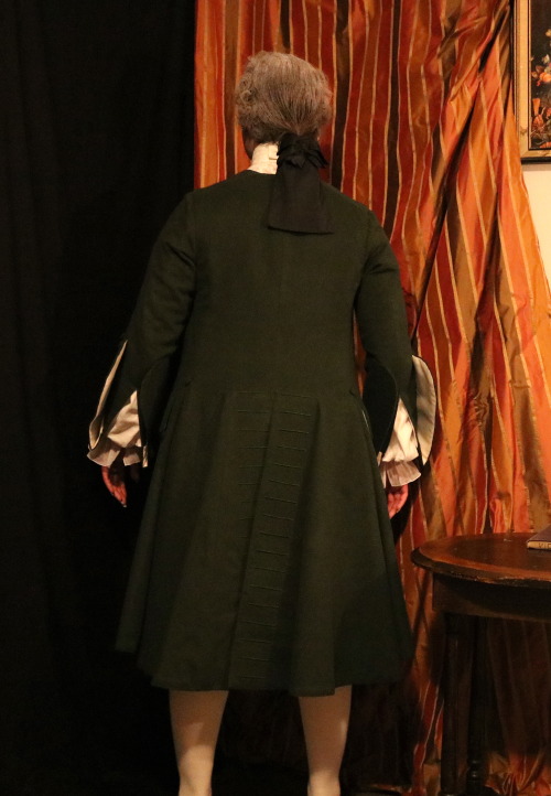 vincentbriggs:Finally got some pictures of my 1730′s suit! I had to move so much furniture to 