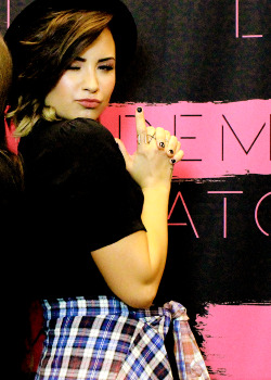 dlovato-news:  demi at her meet and greet in kansas city. (x) 