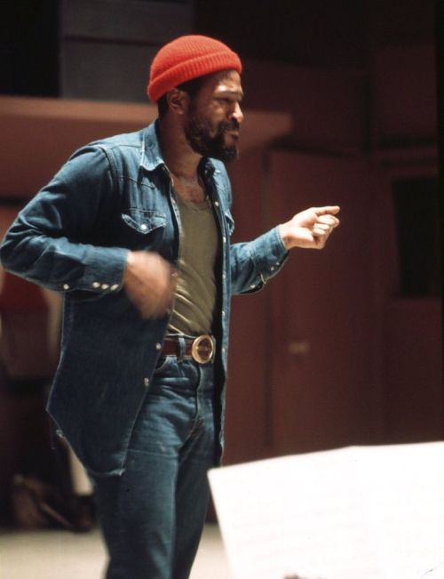 mrmarvinpentzgayejr:GET IT ON, BABY: Marvin Gaye directing his musicians at Motown’s Los Angeles stu