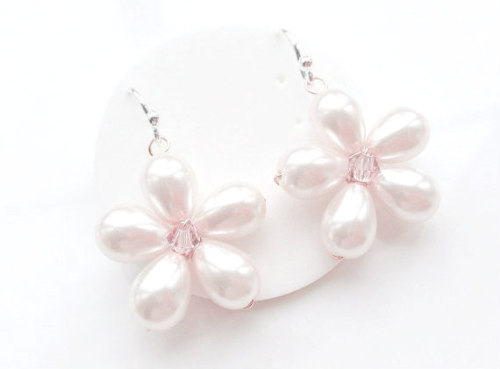kawaiistomp: ‘Pearl Dangle Flower Earrings’ by Pastel Gems(please do not delete the cred