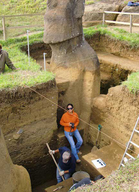 echoes-from-the-stars:  nyagao:  モアイ像の下を掘った結果ｗｗｗｗｗｗｗｗｗ    Easter Island Moai have Bodies  This just raises more questions than answers.