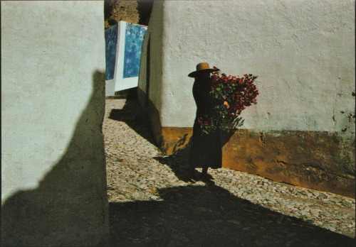endilletante:  Bruno Barbey, Photo Poche, Nathan, 1999. Introduction de Annick Cojean. Obidos, Portugal, 1983. 