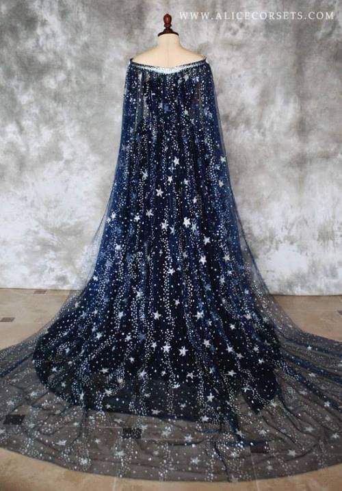 piercedghostbabe:  feysanddreams:Feyre’s wedding gown, this is too perfect  Wow