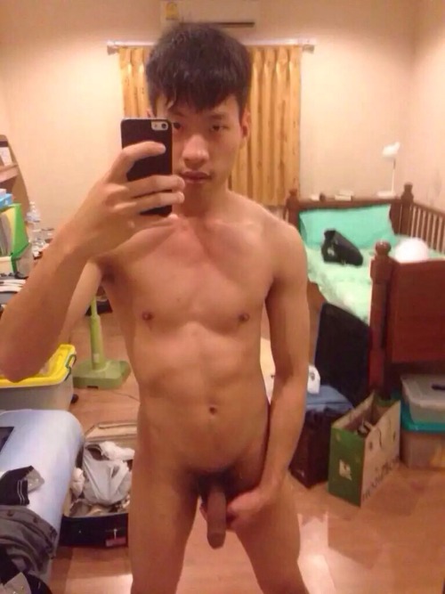 rebelziid:  Naked GWiP Hunk  [ For more hot GWiPs , visit GuysWithiPhones.com. ] Don’t forget to follow GWiP on Instagram. ]
