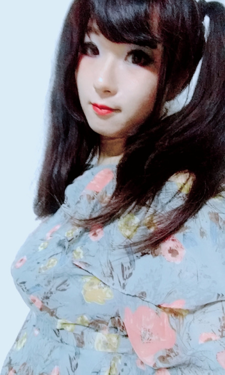 Thank you @丹心921. I got a new dress by one of my fans. It`s hard to say how it feels like to receive