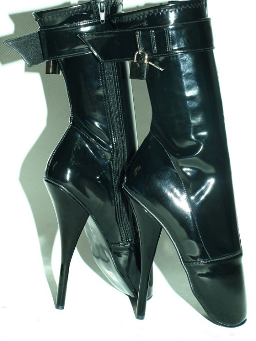 Black pvc ballet boots with padlockhttp://www.obuwie-erotyczne.pl/item.html/id/4018197165
