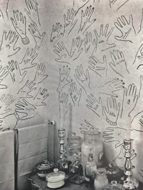 patriciagraceewanika:the bathroom of Cecil Beaton, with guests stencilled hands, 1934