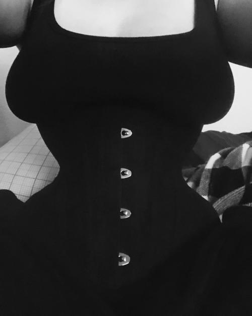 bustiers-and-corsets:  I just love this shape