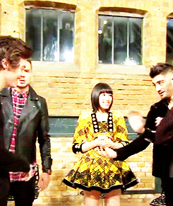 zlasses:   “that doesn’t look like fire to me”  - zayn xx  #at which point in your friendship with someone can you pretend fondling their balls 