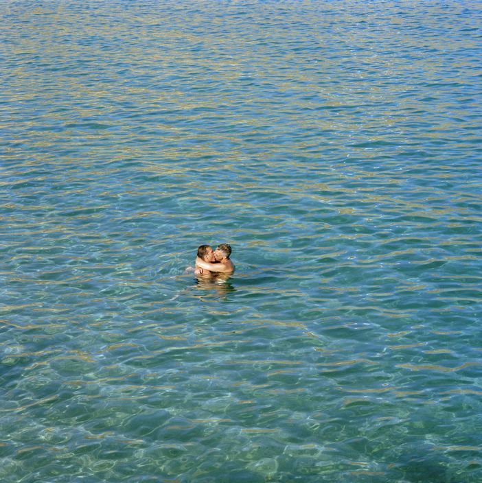 artbun:  nadanzum:Peter Marlow. MYKONOS, GREECE. A gay couple kiss on the Greek island