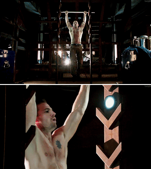 lucyyh:Shirtless Oliver, a series: 2x12 Tremors.For @allimariexf Bonus: