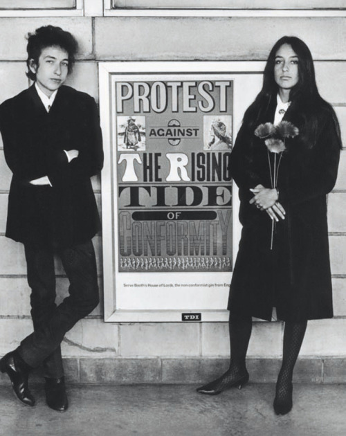 thegoldenyearz:Protest Against the Rising Tide of ConformityBob Dylan and Joan Baez by Daniel Kramer