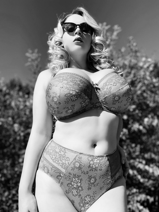 titten666:Holly Garner Titten Voluptuous