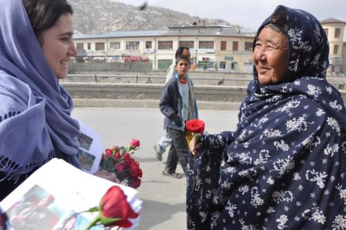 delshekasteh: afghanistaninphotos: 1000 flowers were distributed around Kabul to celebrate Women&rsq