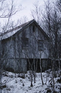 photosworthseeing:  Abandoned house http://csendes.tumblr.com/