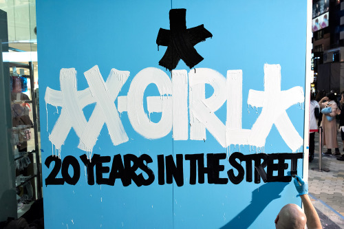 NYC graffiti artist Eric Haze live painting in front of LaForet Harajuku today for X-Girl&rsquo;s 20