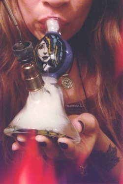 veeveeganja:Dabbing on samanthaisadora4 ‘s beautiful rig