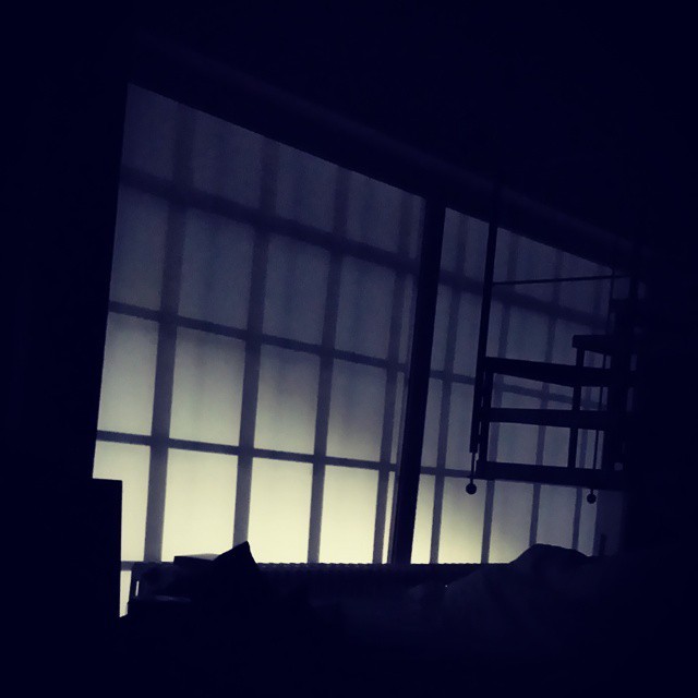 #giorno 6… #milano #loft #openspace #sofa #night #window #light #dark #Goodnight (presso Via Tucidide 56)