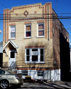 wanderingnewyork:  A house in Schuylerville.