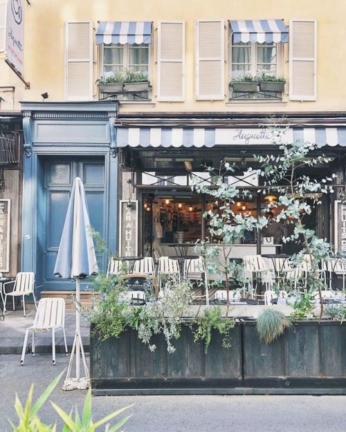 Cute fronts are every turn #cafe #bistro #street #paris (à Rue De Seine) https://www.instagram.com/p