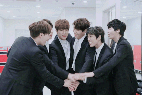 890428k: 180121 Twitter Update @Official_IFNT [#lNFINITE] 때는 바야흐로 비긴어게인 팬미팅 둘째✌날, 기분이 굉장히 좋았던 우리의 #인피니트 멤버들은 이쁘게 단체 사진을 찰칵!📸 찍은 후 움짤을 찍어달라고