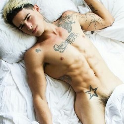 elispiritweaver:  Hot Dudes: http://elispiritweaver.tumblr.com