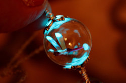 sosuperawesome:  Glow in the dark jewelry