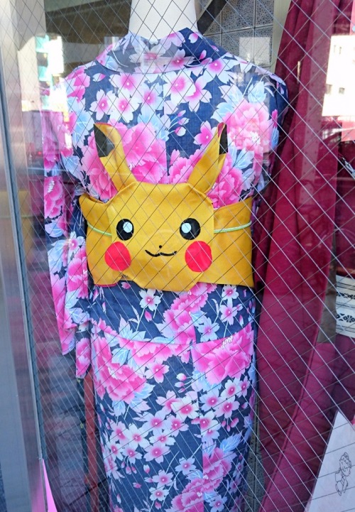 todayintokyo:Not exactly authentic, but ah well, why not? (*・∀-)☆ I spotted it in an Asakusa kimono 