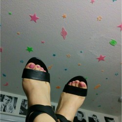 californiasteph:  Legs up & pink toes