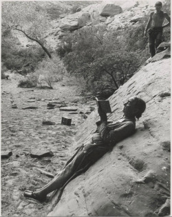 apeninacoquinete:  Georgia Sketching in Glen Canyon | Todd Webb, 1961