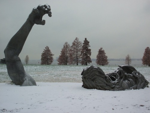 spiderbtch:70 Foot Giant Sculpture Breaks Free from the Groundby artist J. Seward Johnson