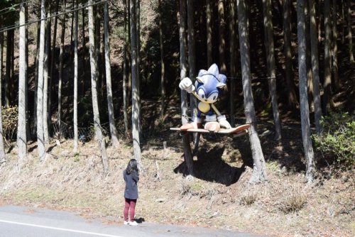 pr0jectneedlemouse: In the remote mountain forests of Nabari, Japan, there is a giant Sonic statue -