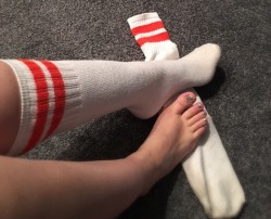 thegoddessalice:  knee TUBE SOCKS  Message