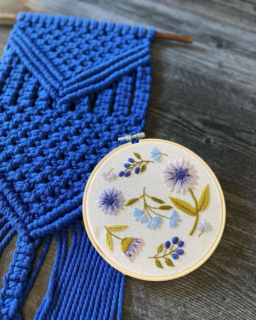 calloftheancestors:Another awesome color combo!#handembroidery #embroidery #embroideryart #embroider