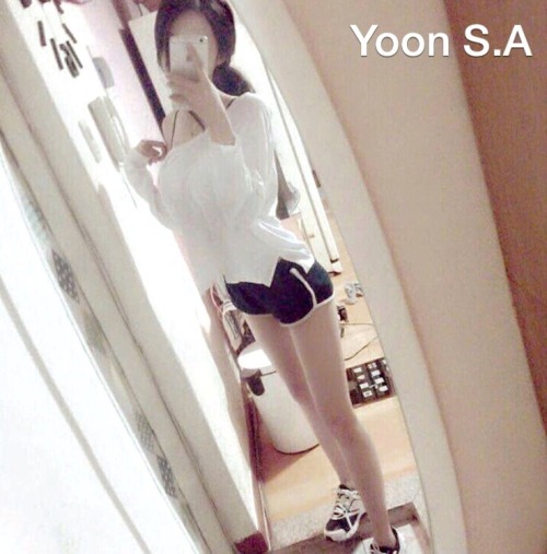 yoonseunga-deactivated20150703:  내 몸매 어때용? 섹시해? ㅎㅎ 다들 괜찮다는데 난 잘 모르겠당 ㅜㅜ 평가 좀 해쥬세염 ㅎㅎ 오늘 새벽 늦게까지 술 마시고 잠이 안 와서 아침에 동네 한 바퀴 바람 좀