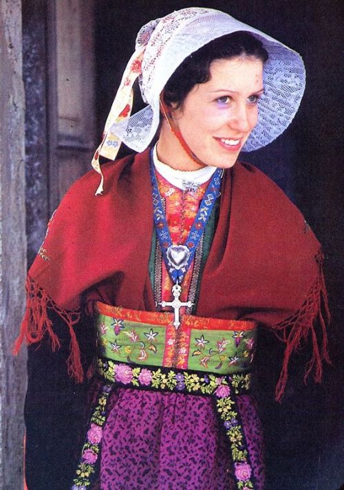 Traditional French regional headdresses (click to enlarge)Arvan valley, Savoy, FranceBoulogne-sur-Me