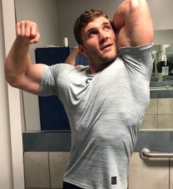 jockbro4jockbros: musclecorps:  Now take off your shirt bro and flex again   insane power